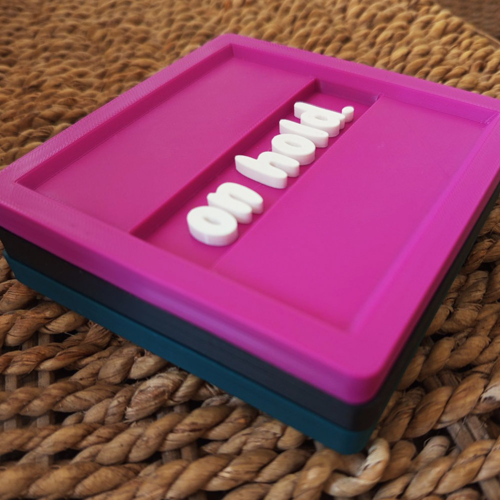 Σετ 3D printed σουβέρ γραφείου “Unavailable”, “Think Twice” και “On Hold” με λευκή ανάγλυφη γραμματοσειρά, κατάλληλα για χρήση και ως διακοσμητικά κάδρα.