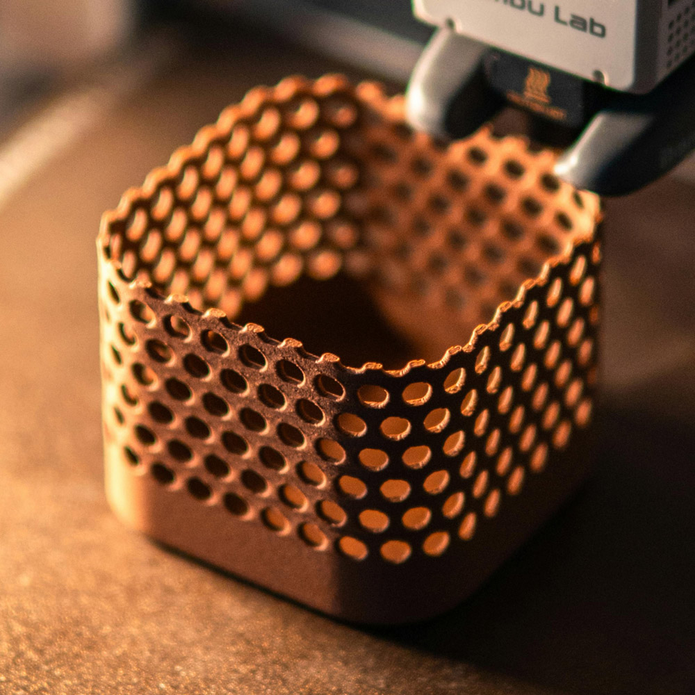 Τρισδιάστατος εκτυπωτής Bambu Lab A1 Mini εκτυπώνοντας για την Print Them All.