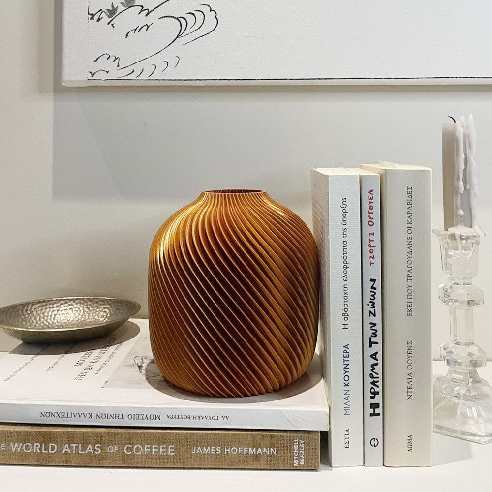 Χάλκινο 3D printed βάζο με γεωμετρικό μοτίβο τοποθετημένο πάνω σε βιβλία, κατηγορία διακόσμησης σπιτιού Print Them All.