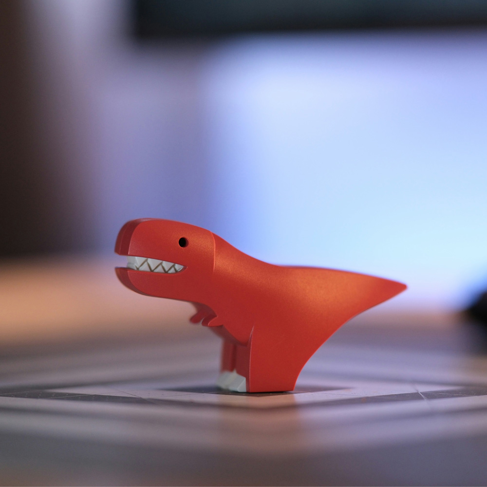 Χαριτωμένος και κομψός δεινόσαυρος T-Rex, σχεδιασμένος και εκτυπωμένος με βιώσιμο PLA. Μια πρωτότυπη ιδέα δώρου που συνδυάζει το παιχνίδι με τη σύγχρονη αισθητική.