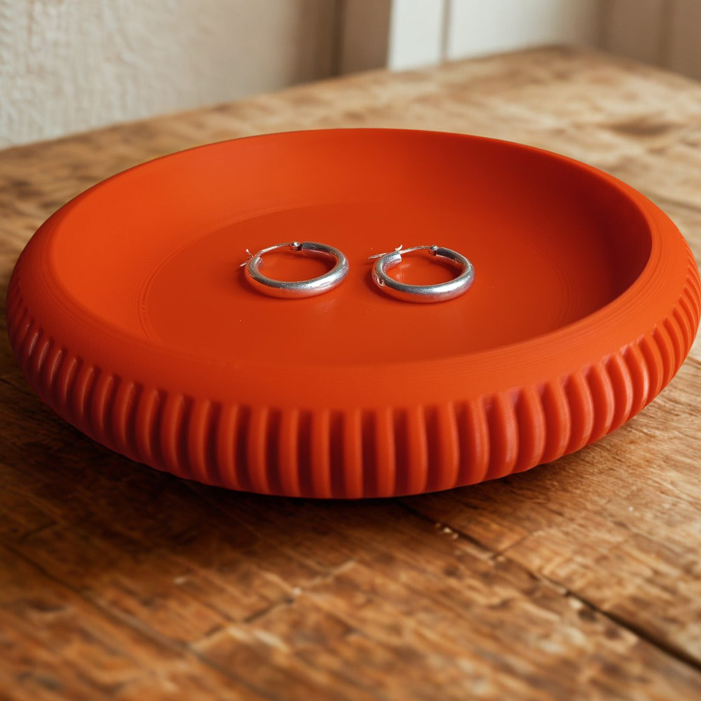 Κόκκινος 3D printed δίσκος οργάνωσης Ripple Tray με κοσμήματα σε ξύλινη επιφάνεια.